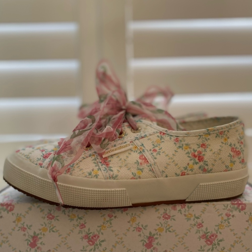 Superga x Loveshackfancy
Floral Sneakers - Picture 3 of 4